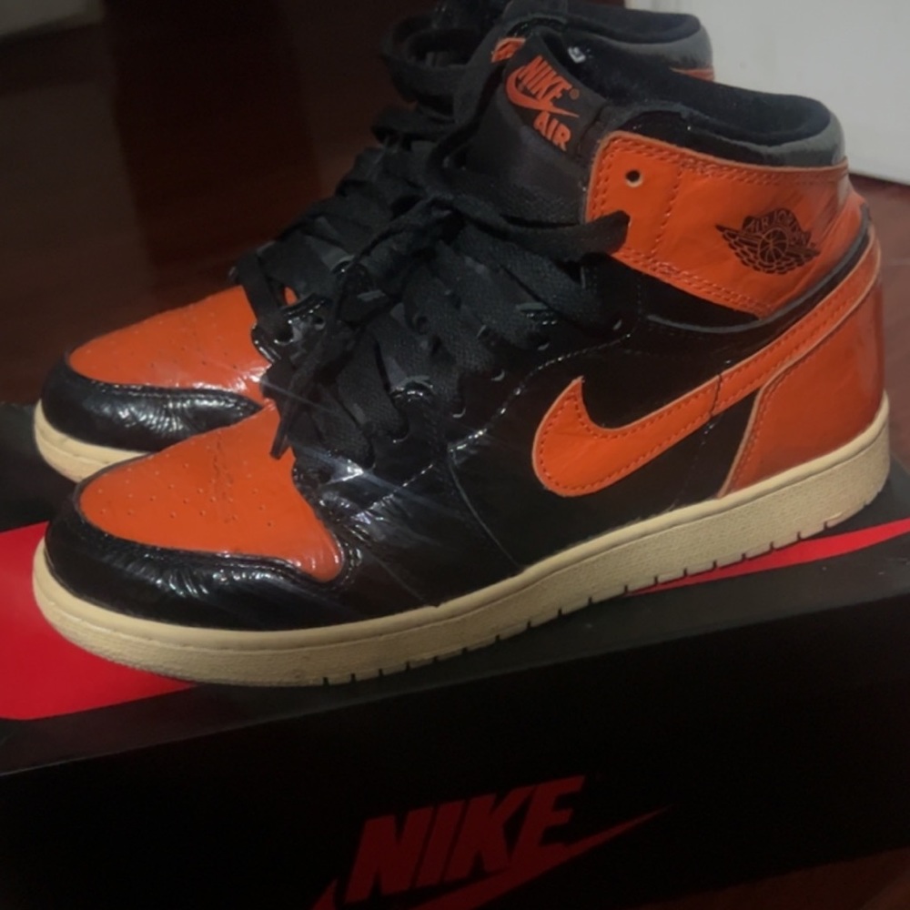 shattered backboard 1s size 7 in women.